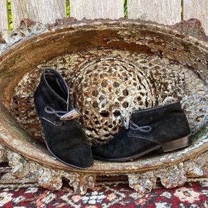 • v i n t a g e • mario valentino suede booties